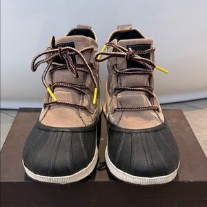 Sorel Womans Black and Tan winter Boots